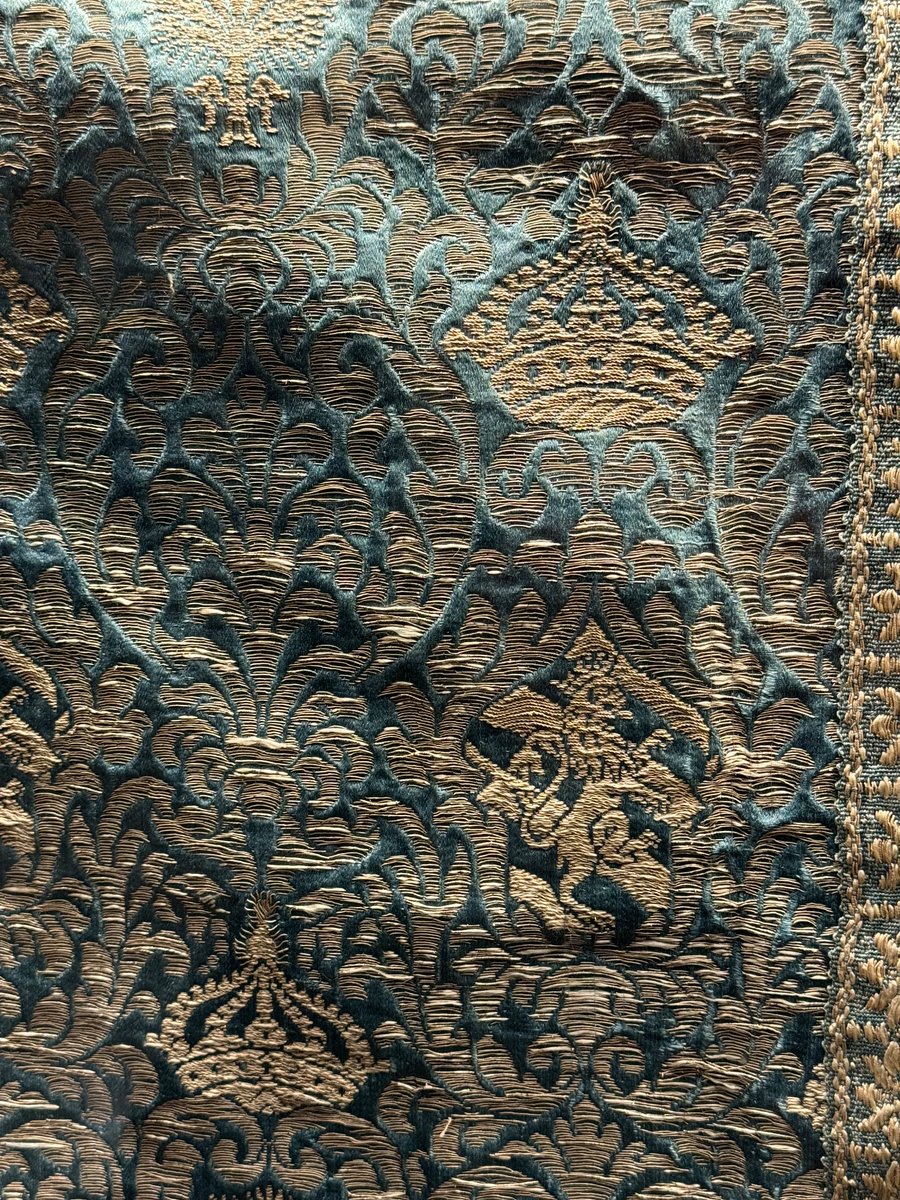 Dagens roliga fynd: på Judiska museet i Rom finns Tora-attiraljer från 1600-talet som sytts av tyger från drottning Kristina själv. Tyger från hennes vagn, som hon donerade till Roms judar. Vips, Tora-textilier med tre kronor och Vasaättens symboler. Hade ingen aning om detta!