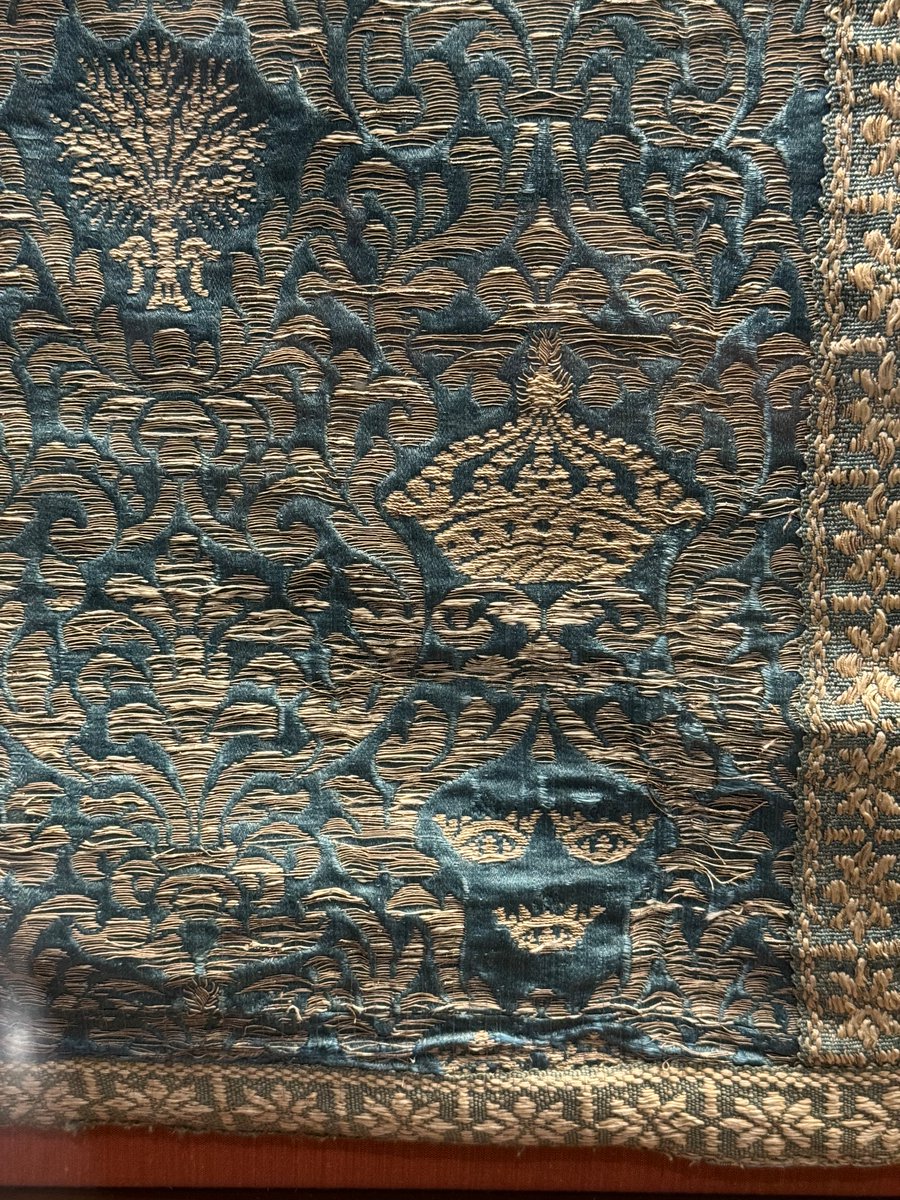 danielleviathan's tweet photo. Dagens roliga fynd: på Judiska museet i Rom finns Tora-attiraljer från 1600-talet som sytts av tyger från drottning Kristina själv. Tyger från hennes vagn, som hon donerade till Roms judar. Vips, Tora-textilier med tre kronor och Vasaättens symboler. Hade ingen aning om detta! https://t.co/wUoLiQY5B5
