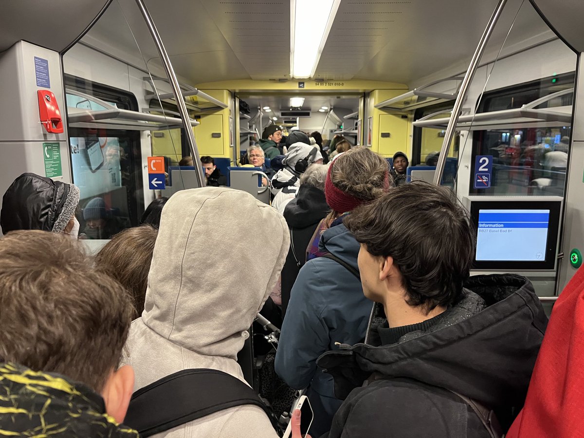 kindlimann's tweet photo. Rammelvoll war er, der letzte #SBB-#Extrazug von Freiburg im Breisgau nach #Basel Bad Bf. #GDL #GDLstreik #SBBconnect https://t.co/ZoOu5mbocj