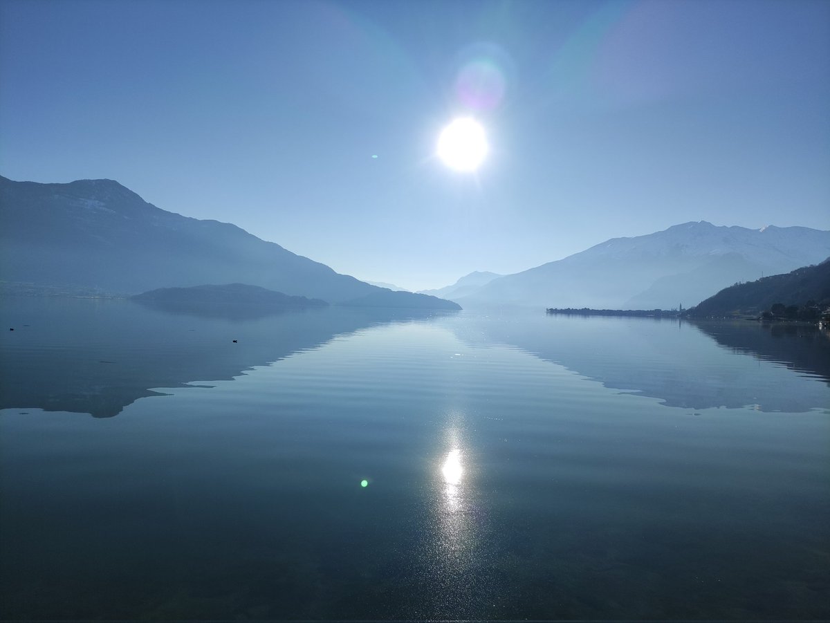 Oggi, il sole e il lago immobile