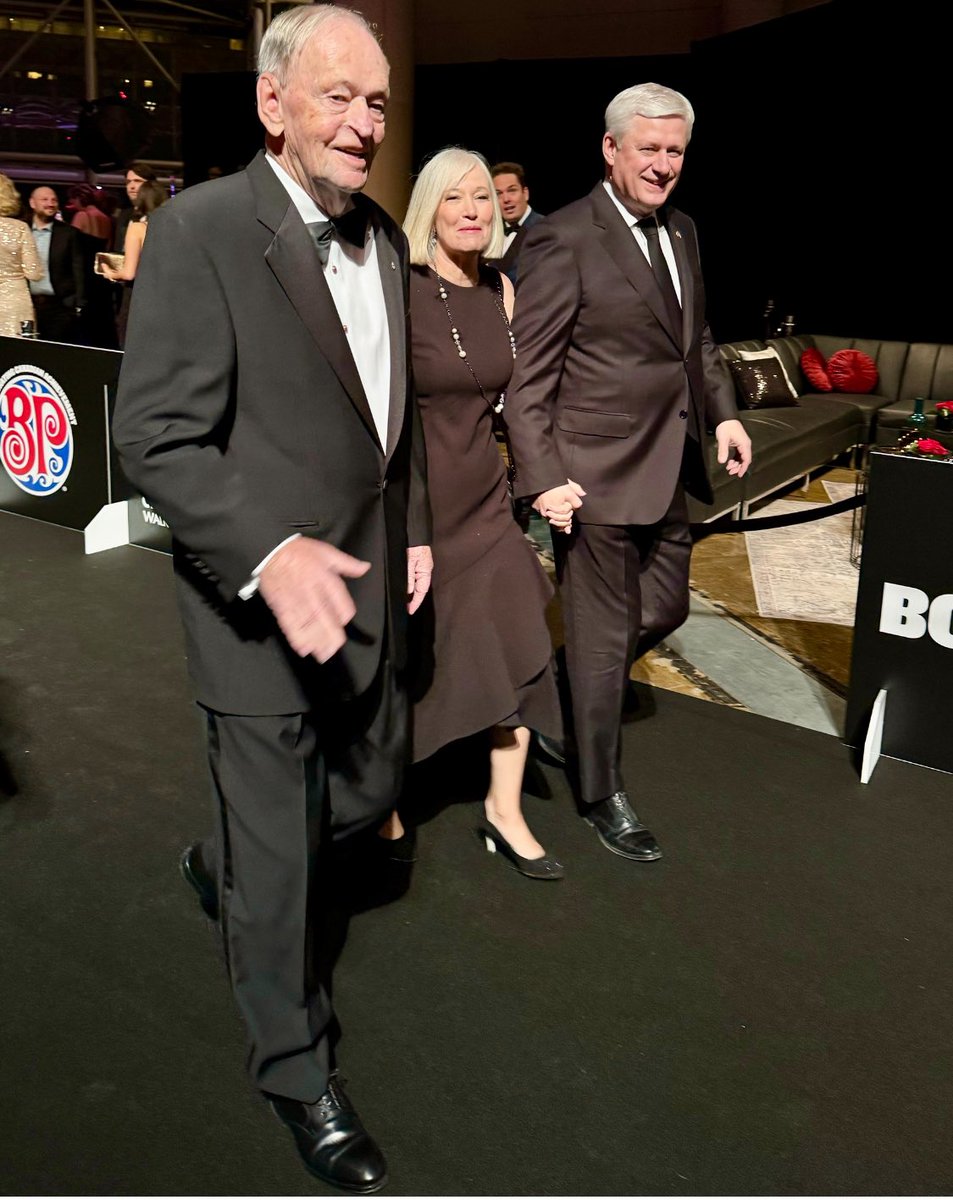 Happy 90th to a legend, PM Jean Chrétien, here in December with his pal and fellow former PM @stephenharper and @LaureenHarper at @CWOFame gala last month!