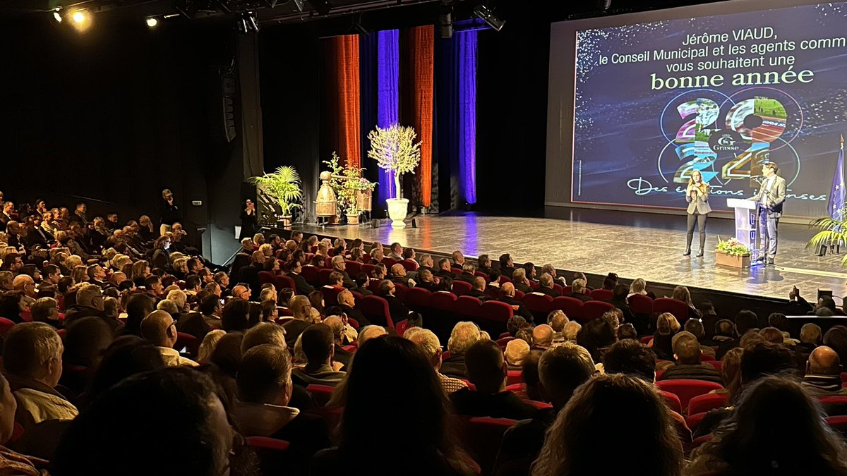 C’est dans un Théâtre comble que j’ai l’honneur de présenter mes vœux aux habitants de notre territoire. Merci pour leur présence à mes amis parlementaires, les maires et élus de @comagglo et du département @TDG_Grasse @PhilippeTabarot @Dominiq_Estrosi @jpleleux @jeanmarcdelia