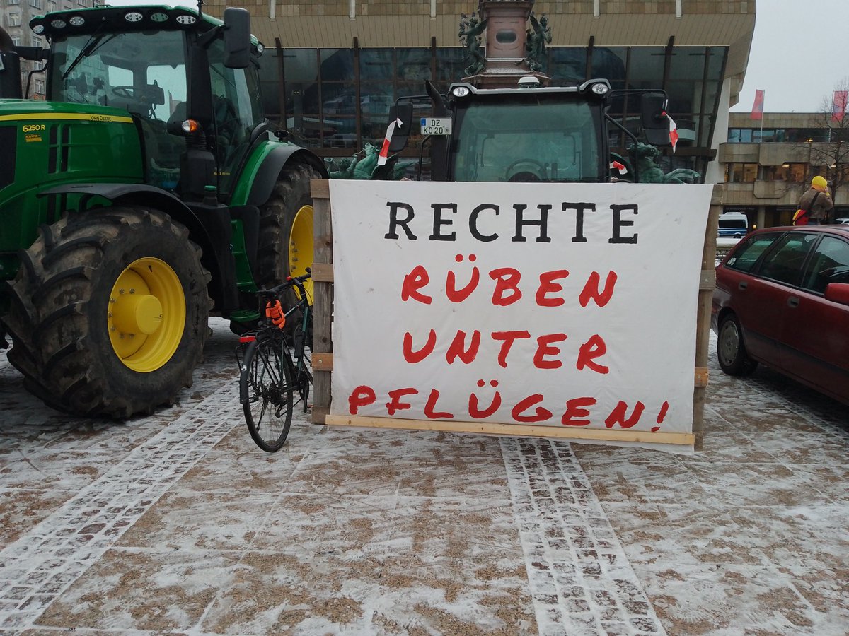 mxyxhm's tweet photo. Das heute knapp 300 Menschen zusammen mit #Bauern der Region in #Leipzig auf der Straße waren zeigt, es geht auch ohne Vereinnahmung von Rechts! 

Zusammen für eine nachhaltige  #Agrarpolitik und gerechte Behandlung der Landwirt*innen!

#Bauernproteste #le1201 https://t.co/o6OStarhCE