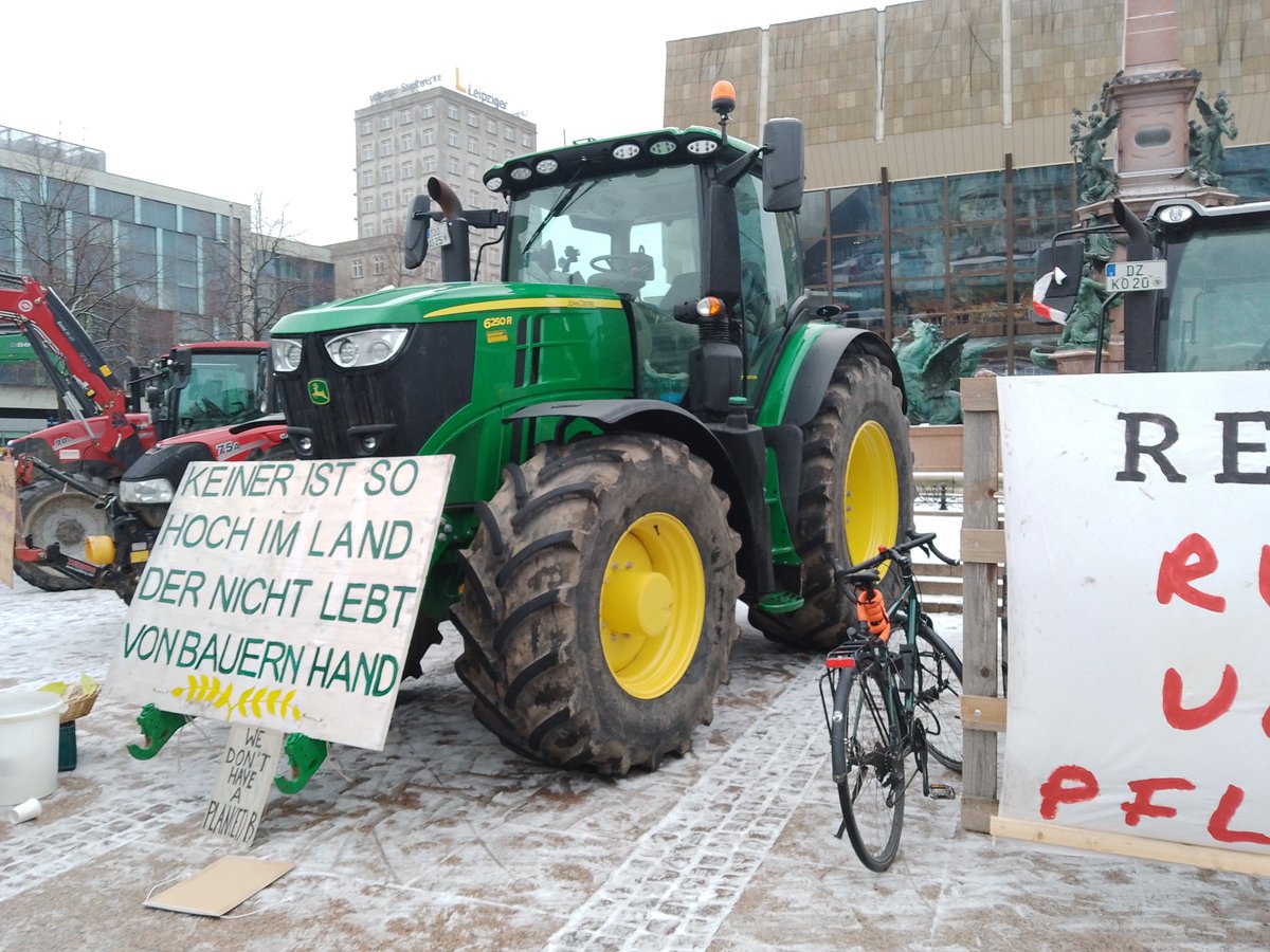 mxyxhm's tweet photo. Das heute knapp 300 Menschen zusammen mit #Bauern der Region in #Leipzig auf der Straße waren zeigt, es geht auch ohne Vereinnahmung von Rechts! 

Zusammen für eine nachhaltige  #Agrarpolitik und gerechte Behandlung der Landwirt*innen!

#Bauernproteste #le1201 https://t.co/o6OStarhCE