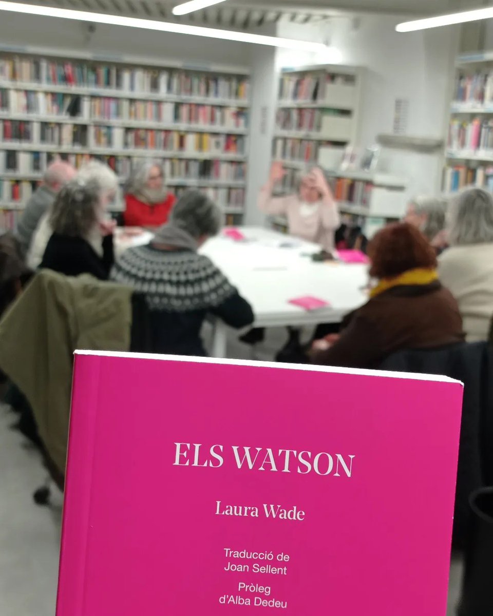 En aquests moments #clubdelectura #llegirelteatre a la @biblioseuurgell.
La Genissa comenta amb els participants #elswatson de #laurawade obra que es representa al 

@teatrenacional #tnc #lecturarecomanada @bibliotequescat @ajlaseu #culturalaseu @bibliotequeslle @creacultura_cat