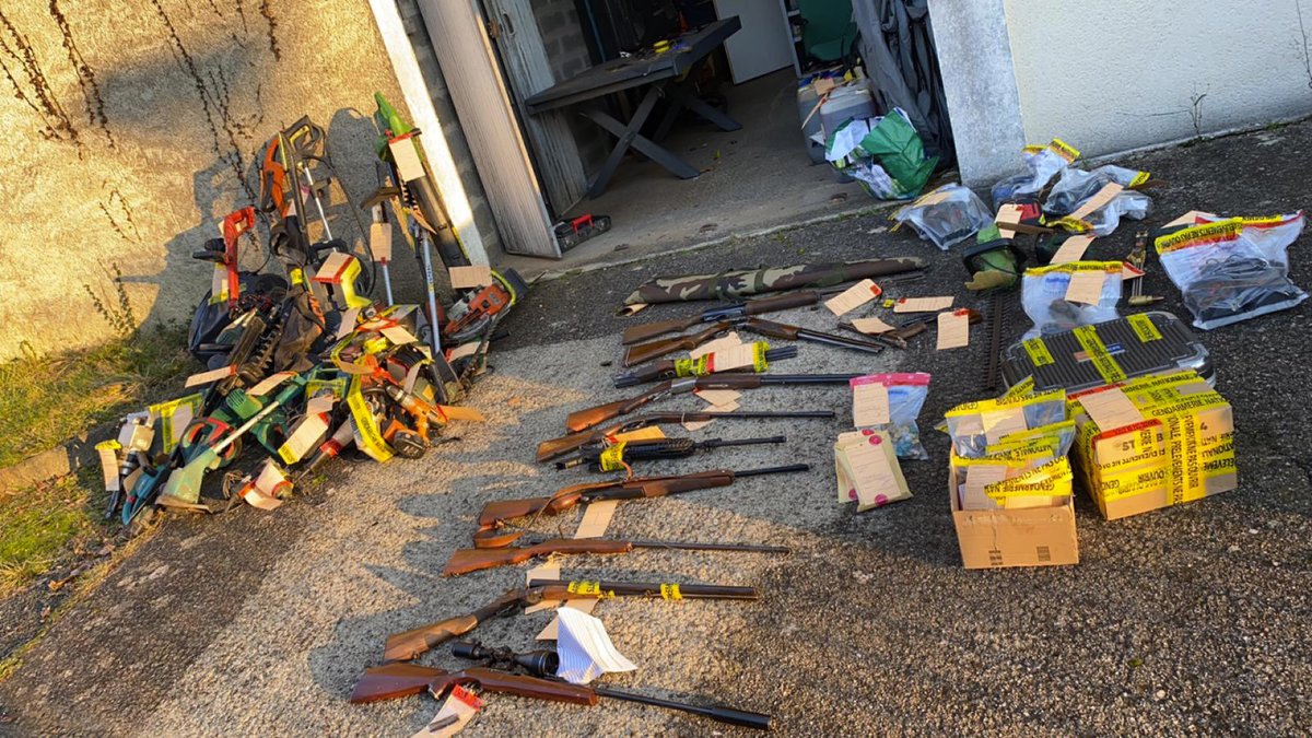 #BellesAffaires 🚨 8 Tonnes de câbles, 23 véhicules, 11 armes à feu...voici ce qu'ont saisit, entre autres, les #gendarmes du #Lot après une minutieuse enquête suite à des vols aggravés de câbles <a href="/orange/">Orange</a> et <a href="/enedis/">Enedis</a>.
Bravo à nos camarades engagés sur cette opération judiciaire 👏
