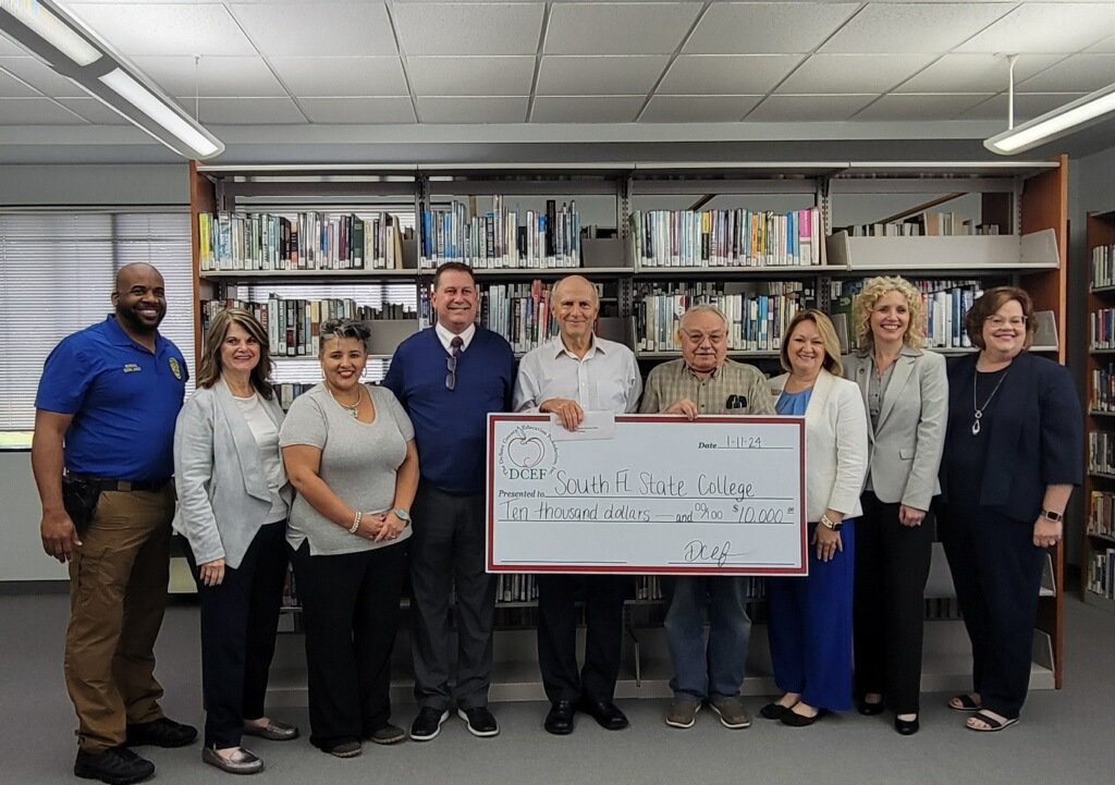 SFSCPanthers's tweet photo. The DeSoto Campus received a check for $10K from the DeSoto County Education Foundation through local resident John Olin. This support will create possibilities for DeSoto County students to become teachers. Visit: https://t.co/r4Oe10Ve06
#SFSCPathways #teacher @Hawkins4florida https://t.co/iOoA9Ig0Rw