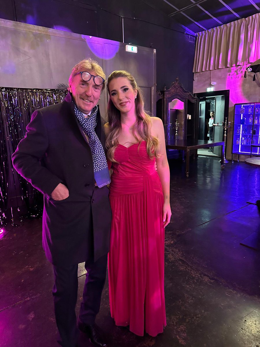 BoniekZibi's tweet photo. Wczoraj część oficjalna dzisiaj rządzi młodzież . Dziadek przyprowadził 18latkę ,sprawdził parkiet i do domu😜😜❤️❤️ https://t.co/oGFxr0UmWd