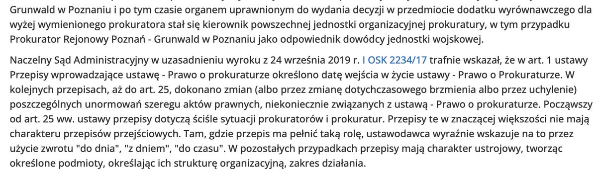 BartoszLewand20's tweet photo. Daj mi człowieka, a (pozorny) paragraf się znajdzie”, czyli o tym dlaczego nieporozumieniem jest twierdzenie jakoby p. Minister Sprawiedliwości-Prokurator Generalny @Adbodnar odwołał skutecznie Dariusza Barskiego z funkcji @PK_GOV_PL 
 
Nawet w piątek wieczorem nie ma spokoju…
 
Naprawdę warto docenić kunszt w znalezieniu podstawy prawnej do odwołania Prokuratora Krajowego Dariusza Barskiego. To lepsze niż pierwotny plan odwołania go z pominięciem Prezydenta RP pomimo jasnych przepisów ustawy z dnia 26 stycznia 2016 r. – Prawo o prokuraturze. Bowiem pamiętajmy, że do odwołania Prokuratora Krajowego potrzebna jest pisemna zgoda Prezydenta RP (art. 14 par. 1).
 
Sens w tym, że dla przeciętnego odbiorcy komunikat wydaje się przekonujący, bowiem zarzuca się Prokuratorowi Krajowemu nieskuteczność decyzji ówczesnego Prokuratora Generalnego Zbigniewa Ziobro o powrocie Dariusza Barskiego w 2022 r. do czynnej służby prokuratora. Decyzja ta jest została podjęta na podstawie art. 47 par. 2 ustawy z dnia 28 stycznia 2016 r. – Przepisy wprowadzające ustawę – Prawo o prokuraturze.
 
W myśl tego przepisu:
 
„Art.  47. §  1. 
Prokurator pozostający w dniu wejścia w życie niniejszej ustawy w stanie spoczynku może wrócić na swój wniosek do służby na ostatnio zajmowane stanowisko lub stanowisko równorzędne. Uprawnienie to nie dotyczy prokuratorów, którzy odeszli w stan spoczynku z przyczyn zdrowotnych.
§  2. 
Decyzję w sprawie wniosku, o którym mowa w § 1, podejmuje Prokurator Generalny.”
 
I całe przekłamanie w narracji Adama Bodnara dotyczy tego fragmentu komunikatu, w którym pisze:
 
„Przywołany jako podstawa prawna przepis art. 47 § 1 i 2 PWPoP posiadał  bowiem charakter incydentalny, czasowy i był zawarty w ustawie wprowadzającej nowe przepisy o prokuraturze. Przepis ten w istocie pozwalał na skorzystanie z jego dobrodziejstw jedynie w okresie dwóch miesięcy od jego wejścia w życie w 2016 roku, precyzyjnie wyłącznie w okresie od 4 marca 2016 do 4 maja 2016 roku”.
 
I to jest oczywista nieprawda.
 
Przepis art. 47 nie tylko obowiązywał w chwili wydania przez Zbigniewa Ziobro decyzji, ale i dalej obowiązuje. Faktycznie niektóre z przepisów przewidują okres ich obowiązywania albo dają uprawnienie niektórym organom do skorzystanie z uprawnień (np. art. 53 par. 1). Nie ma jednak mowy o tym w przypadku art. 47.
 
Co więcej, orzecznictwo sądów administracyjnych pochylało się nad zagadnieniem możliwości zastosowania przepisów przejściowych – Prawa o prokuraturze.
 
I tak np. w uzasadnieniu wyroku Naczelnego Sądu Administracyjnego z 22 marca 2023, sygn. akt III OSK 4342/21 Sąd pisze:
 
„Naczelny Sąd Administracyjny w uzasadnieniu wyroku z 24 września 2019 r. I OSK 2234/17 trafnie wskazał, że w art. 1 ustawy Przepisy wprowadzające ustawę - Prawo o prokuraturze określono datę wejścia w życie ustawy - Prawo o Prokuraturze. W kolejnych przepisach, aż do art. 25, dokonano zmian (albo przez zmianę dotychczasowego brzmienia albo przez uchylenie) poszczególnych unormowań szeregu aktów prawnych, niekoniecznie związanych z ustawą - Prawo o prokuraturze. Począwszy od art. 25 ww. ustawy przepisy dotyczą ściśle sytuacji prokuratorów i prokuratur. Przepisy te w znaczącej większości nie mają charakteru przepisów przejściowych. Tam, gdzie przepis ma pełnić taką rolę, ustawodawca wyraźnie wskazuje na to przez użycie zwrotu "do dnia", "z dniem", "do czasu". W pozostałych przypadkach przepisy mają charakter ustrojowy, tworząc określone podmioty, określając ich strukturę organizacyjną, zakres działania.”
 
Ergo – odwołanie Prokuratora Krajowego jest oczywiście nieskuteczne. Podobnie jak powołanie nowego Prokuratora Krajowego.
 
Dobrej nocy!
