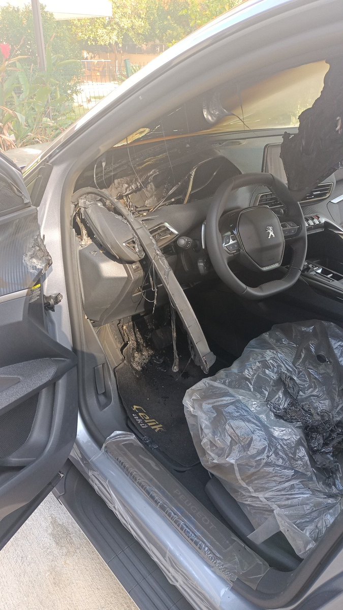 Slymnackgz01's tweet photo. 4.5 aylık yanan arabamı uzmanlarinizla inceletin,sattığı arabanın arkasında durmayan, kusuru alıcıya yükleyen @peugeotturkiye Önemli olan satış mı?Satış sonrası hizmet mi?Ayıplı mal satarak ülkedeki marka değerin yükselmez.@TCSanayi @LindaJackson @ibrahimanac @Stellantis #Dolar2 https://t.co/Gv6A8RQzhp