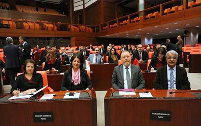 Dağ da Terörist Arıyoruz
Mecliste Terörist Besliyoruz...

Dünyanın Hiçbir Ülkesin de Böyle Bir Ahmaklık Göremezsiniz...

Şehitlerimize Allah’tan rahmet diliyorum Vatan sağolsun 🇹🇷
#ŞehidinVarTürkiye