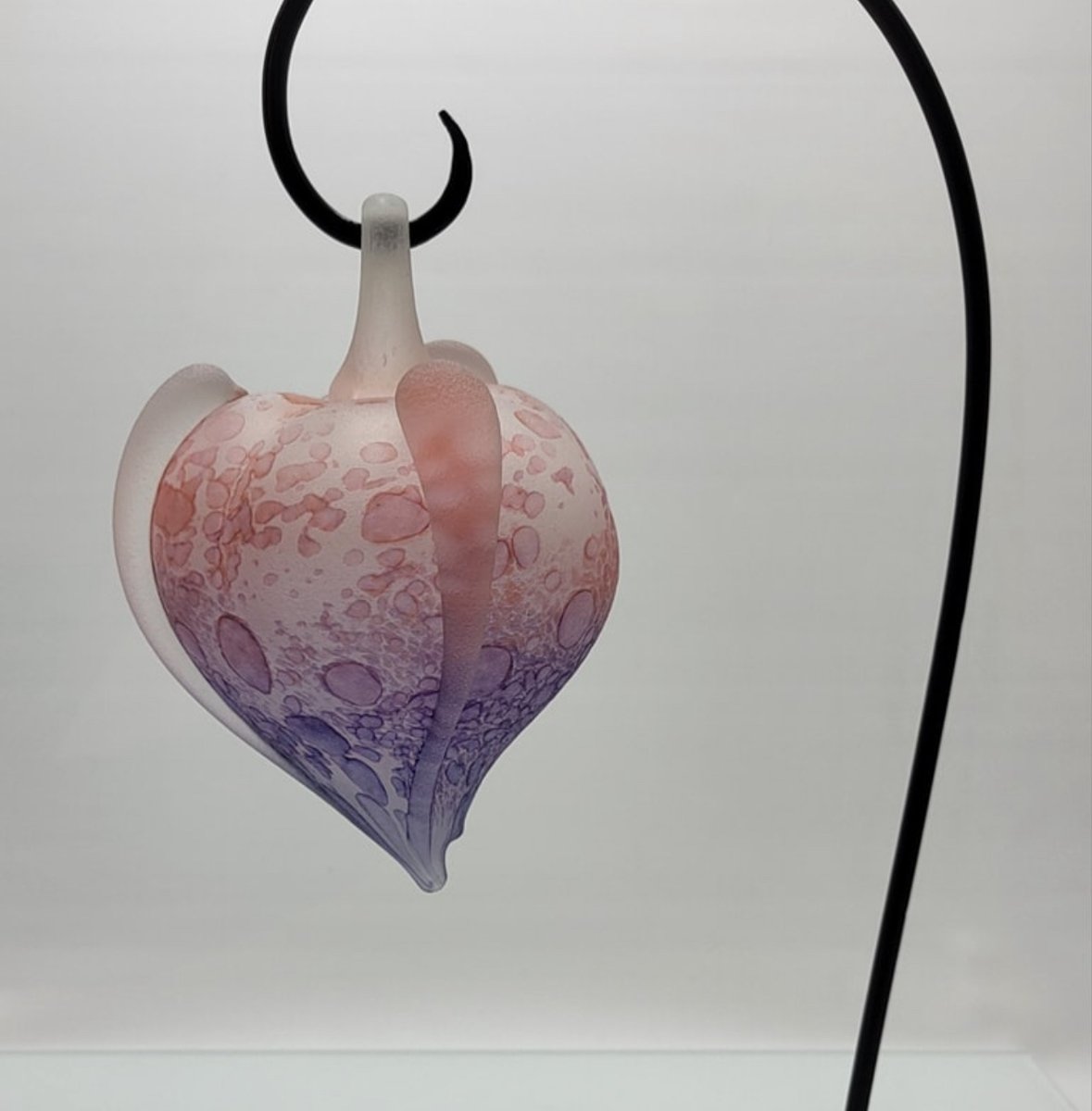 MatticksGallery's tweet photo. NEW ARRIVALS from Deanna McGillivary. Modeled after the Japanese lantern fruit or Japanese cherry, these hand blown pieces capture the balance of colour, texture and how mysterious nature can be when growing. These and other pieces by Deanna can be viewed/purchased in The Gallery or online https://t.co/pJyg7zydBN