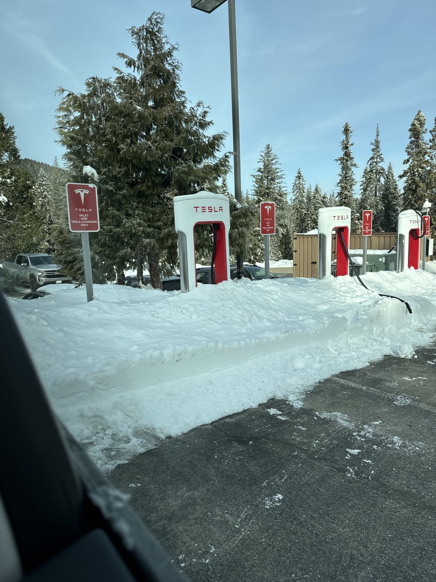 pjtownsend's tweet photo. That’s the thing about charging stations. You actually have to be able to get to them !!!!! #tesla https://t.co/F0wHnRHHAS