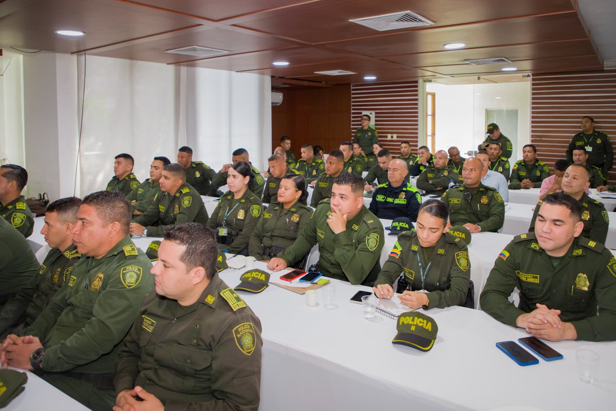 mrafael70's tweet photo. Hoy tuvimos un importante encuentro con los Comandantes de Distrito y de Estación del departamento. 

Trabajaremos en abordar los puntos críticos de seguridad y fortalecer inversiones iniciadas por @carlosecaicedo durante su gobierno, como el aumento del parque automotor y la mejora de la cobertura de comunicaciones, así como el fortalecimiento tecnológico a equipos de investigación y la instalación de cámaras en corredores estratégicos.

Buscaremos apoyo del Gobierno Nacional para garantizar la tranquilidad de los magdalenenses frente a los grupos armados que pretenden volvernos a la época del miedo y del terror en nuestros municipios.

Seguimos avanzando hacia un Magdalena más seguro.