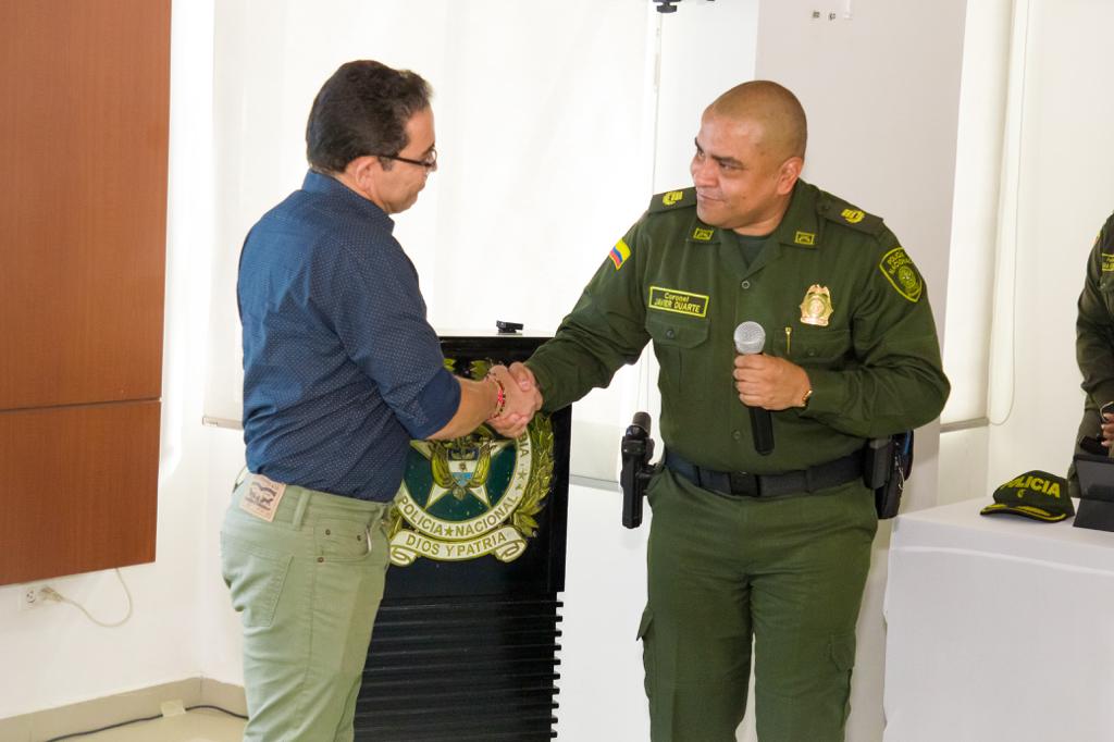 mrafael70's tweet photo. Hoy tuvimos un importante encuentro con los Comandantes de Distrito y de Estación del departamento. 

Trabajaremos en abordar los puntos críticos de seguridad y fortalecer inversiones iniciadas por @carlosecaicedo durante su gobierno, como el aumento del parque automotor y la mejora de la cobertura de comunicaciones, así como el fortalecimiento tecnológico a equipos de investigación y la instalación de cámaras en corredores estratégicos.

Buscaremos apoyo del Gobierno Nacional para garantizar la tranquilidad de los magdalenenses frente a los grupos armados que pretenden volvernos a la época del miedo y del terror en nuestros municipios.

Seguimos avanzando hacia un Magdalena más seguro.