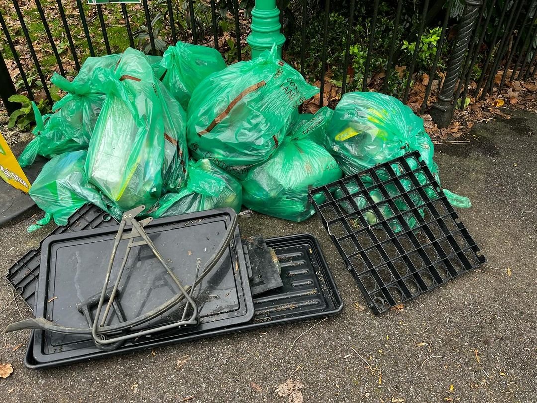 Thanks to the 9 #volunteers who cleared 14 bags of non organic litter plus all these large unbagged items from eth foreshore and towpath at Putney
