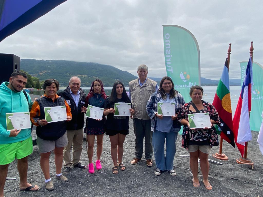 VillarricaMuni's tweet photo. ➡️Se aprovechó la jornada para entregar certificados por un curso de Primeros Auxilios, impartido a los integrantes del Sindicato de la Playa Chica.
#Villarrica #LaGenteEstáPrimero #LicanRay #ZonaLacustre #MuniVillarrica #Ñancul #Turismo #OIT #POCK #Reciclaje https://t.co/L6b9ULhoKw