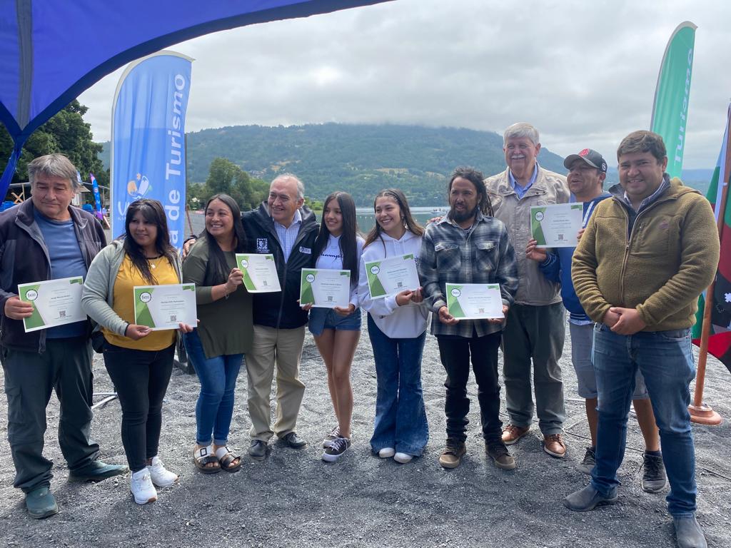 VillarricaMuni's tweet photo. ➡️Se aprovechó la jornada para entregar certificados por un curso de Primeros Auxilios, impartido a los integrantes del Sindicato de la Playa Chica.
#Villarrica #LaGenteEstáPrimero #LicanRay #ZonaLacustre #MuniVillarrica #Ñancul #Turismo #OIT #POCK #Reciclaje https://t.co/L6b9ULhoKw