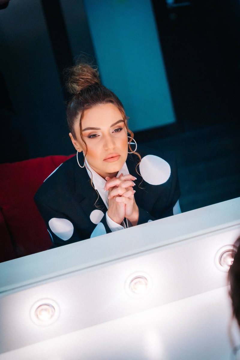 Cinaramelikzade's tweet photo. Sözlərin hissləri ifadə edə bilmədiyi anlarda musiqiyə doğru qaç! 💫

Art Director: @khayalsmv 
Photo: @alina_faneker 
MakeUp: @beyim_aliyevaa 
Production: @amazestudio.az
#chinaramalikzadeh #amazestudio https://t.co/MvrJWYhQib