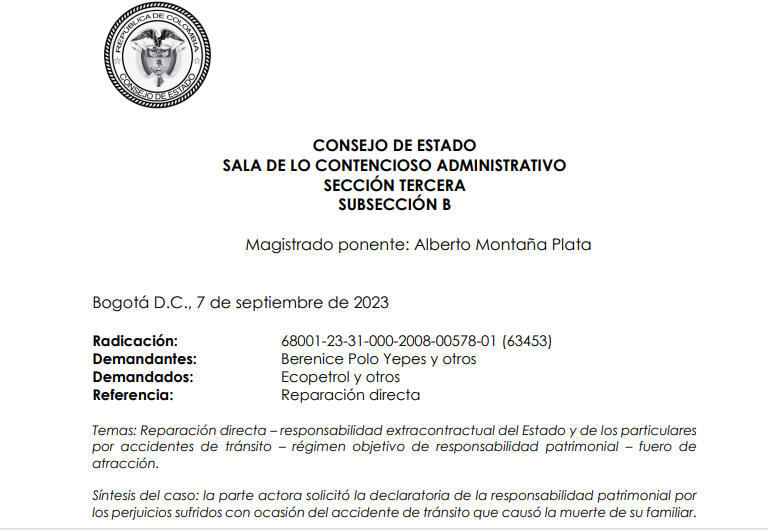 JurisprudenCol's tweet photo. Consejo de Estado profiere condena extrapatrimonial a particular que participó en accidente de tránsito

La parte actora solicitó la declaratoria de la responsabilidad patrimonial por los perjuicios sufridos con ocasión del accidente de tránsito que causó la muerte de su familiar con motivo del accidente de tránsito ocasionado por un vehículo de propiedad de Sam Servicios Ambientales que aparentemente transitaba a alta velocidad.

La Sala encuentra probado el daño alegado, consistente en la muerte del menor J. D. A. P. También está demostrada la ocurrencia del accidente en el que perdió la vida la víctima directa, esto, de conformidad con la contestación de la demanda, el “interrogatorio de parte” de D. R. R. A., conductor del vehículo, los testimonios practicados y la historia clínica, que da cuenta de la atención del paciente por el seguro obligatorio de accidentes de tránsito -SOAT- del vehículo de placas FLN315. Está probado que el vehículo que causó el accidente, conducido por D. R. R. A., era propiedad de Sam Servicios Ambientales. Por el contrario, a diferencia de la conclusión a la que llegó el Tribunal, no está probado que Ecopetrol fuera el empleador del conductor del vehículo.  A diferencia de lo afirmado por los sujetos demandados, está probada la causa del daño. Se acreditó que el menor fue atropellado por el vehículo que conducía D. R. R. A. Además de los testimonios practicados, en el “interrogatorio de parte”, el señor R. A. señaló que el accidente en el que perdió la vida J. D., en efecto, tuvo lugar, y que ocurrió cuando él conducía el vehículo.  

El Tribunal Administrativo de Santander centró su atención en la falta de la prueba de la velocidad en la que transitaba el vehículo o en la ausencia de acreditación de la violación de una norma de tránsito. Esto lo llevó a concluir que no existía “información que permit[iera] establecer, con claridad meridiana, la forma en la cual ocurrió el hecho”. Sin embargo, a diferencia de las conclusiones del Tribunal, con fundamento en el análisis probatorio, esta Sala tiene por acreditado que el daño ocurrió mientras que el vehículo conducido por D. R. R. A., de propiedad de la sociedad Sam Servicios Ambientales Ltda., atropelló a J. D. A. P. (...) Ahora bien, como se advirtió, dado el régimen de imputación que se estudia, no resultaba necesario probar la infracción a las normas de tránsito, como lo echó de menos el juez de primera instancia, pues ello no era indispensable, ni debía exigirse. De conformidad con el régimen objetivo de responsabilidad que se analiza, resultaba irrelevante demostrar si el vehículo transitaba excediendo la velocidad permitida o si se infringieron otras normas de tránsito. Bastaba con que estuviera acreditada la actividad peligrosa y que el daño (que también debe probarse) hubiera sido causado en su desarrollo y fuera el resultado del ejercicio de esa precisa actividad; esto es, bastaba con probar que la parte demandada, en ejercicio de una actividad peligrosa, causó un daño a la parte actora, lo cual se acreditó en el presente caso.

La responsabilidad del Estado es una responsabilidad directa. De conformidad con el artículo 90 de la Constitución Política, tiene lugar por la acción u omisión de las autoridades públicas (sin que sea necesario identificar el sujeto, la persona natural o el funcionario causante del daño). Nada impide que una persona pueda pretender ante la jurisdicción de lo contencioso administrativo la declaratoria de la responsabilidad patrimonial (además de los agentes del Estado) de sujetos de derecho privado, caso en el cual, con fundamento en el fuero de atracción, este juez deberá resolver la pretensión indemnizatoria. Al respecto, la parte actora pretendió, además de la declaratoria de la responsabilidad de Ecopetrol, que fuera declarada la responsabilidad patrimonial de dos sujetos de derecho privado, Sam Servicios Ambientales y del señor D. R. R. A., pretensión que será resuelta con fundamento en las disposiciones civiles pertinentes.

Portal de actualización Jurisprudencial. Solicita tu suscripción aquí 👉 https://t.co/LAQoZz9cUI