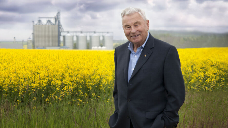 AlbertaCanola's tweet photo. At the Alberta Canola Conference, we will be honoring past Peace Region Directors' decades of leadership &amp; recognizing Walter Paszkowski for a lifetime of dedication to the #canola industry, Peace Region, &amp; Alberta.
📆 Jan 24 
📍 Grande Prairie. 
Join us! https://t.co/DXbTyHteMo https://t.co/sQEUM1qLTK