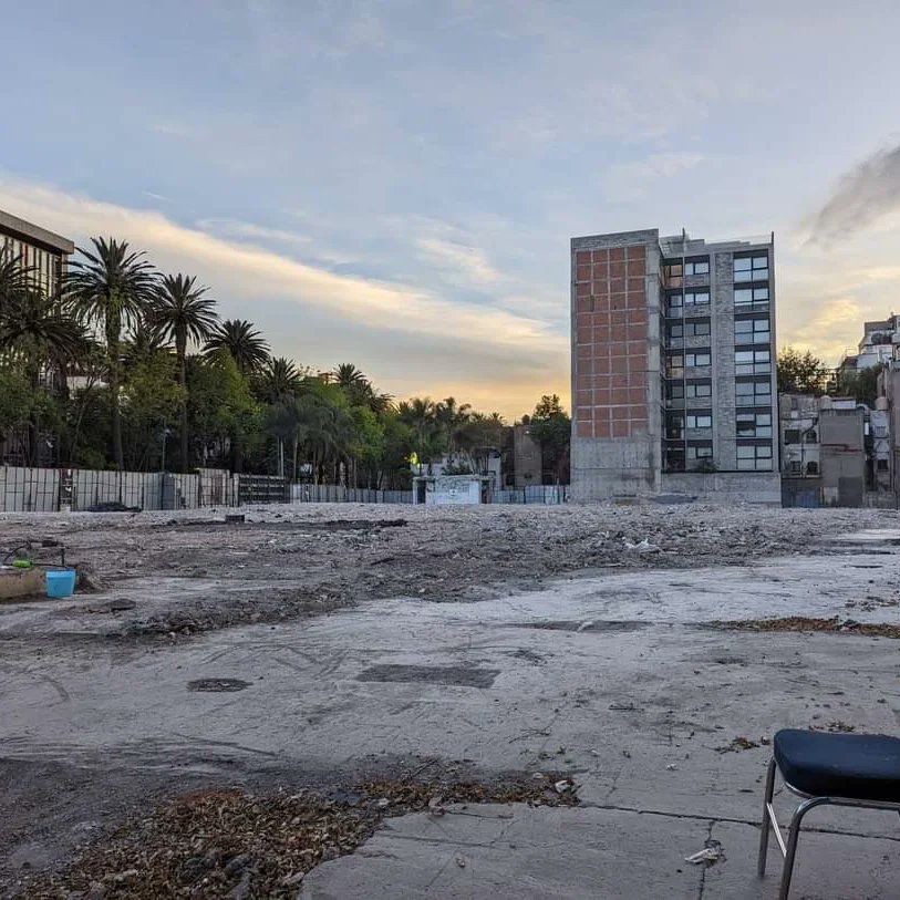 elrockenmexico's tweet photo. Finalmente ha sido demolido El Plaza Condesa; el inmueble presentaba daños graves en su infraestructura desde el sismo del 2017, así mismo la pandemia afectó el cuidado de dicho venue.

Gracias por tantas noches de buena música, ¿Cuál fue tu concierto favorito en El Plaza? https://t.co/uSLWC83nSL