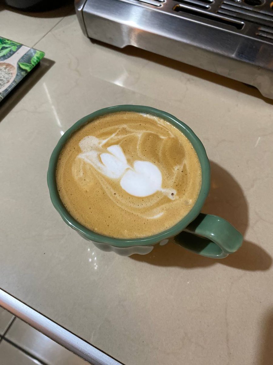 AlanMorenoC's tweet photo. @BurruelPau mi intento de latte art, esto es lo mejor que he podido lograr hasta ahorita jaja https://t.co/7BXU6fwSHP
