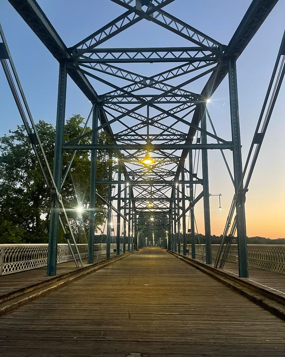 'Take my picture' Ya know Chattanooga has some #aesthetic spots. Let's start with these ✌️ that we've often gotten tagged in 🏷️ 📍: Umbrella Alley ☂️ 📍: Walnut Street Bridge, did you really go to Chatt if you didn't get a pic on the iconic pedestrian bridge 🤔