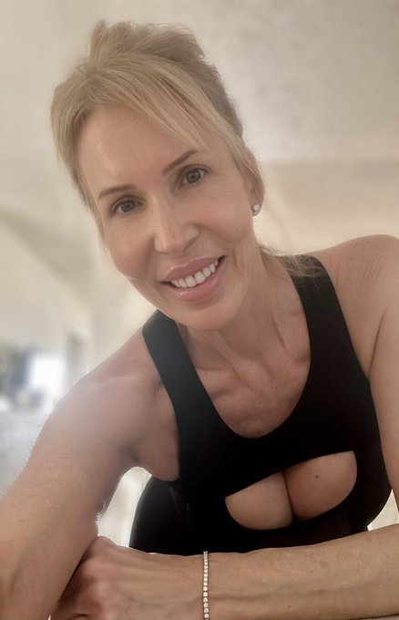 Let&rsquo;s call it &ldquo;fresh-faced Friday&rdquo; with a side of boobs! 😜 XOXO 💋  #Friday #FridayFeeling #FridayFunDay<a href="/tag/friday"class="tags"><span>#friday</span></a><a href="/tag/fridayfeeling"class="tags"><span>#fridayfeeling</span></a><a href="/tag/fridayfunday"class="tags"><span>#fridayfunday</span></a><a href="/tag/fridayvibes"class="tags"><span>#fridayvibes</span></a>