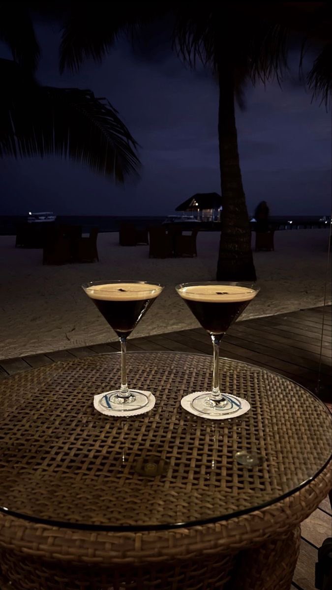 Сидим с мужем, слушаем и чувствуем прибой океана.

P.S. Смотрю, как Шуровады (спасибо дочери, что научила скрещивать) милуются. Внезапно, но интересно.