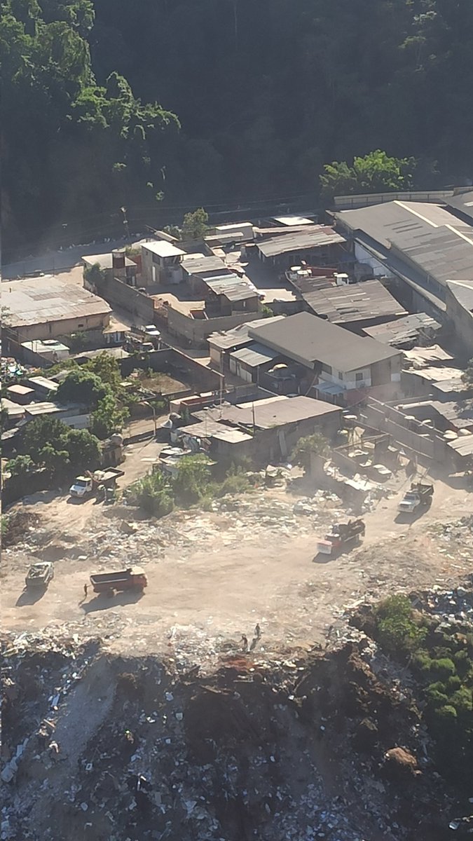 isabugallo's tweet photo. @lAlcaldiasucre @AmbienteGnb @PolisucreOficia@gobmiranda @Urbmiranda  DENUNCIA- AYUDA !!  Intervención de los organismos públicos. Insalubridad, moscas, escombros en botadero de basura en barrio San Isidro carretera vieja de Petare !!! A todas horas camiones volteo. https://t.co/nIvTpwutFz