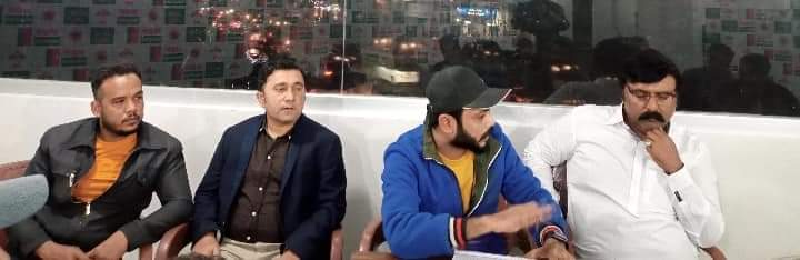 SYEDZAKIAHMED5's tweet photo. آج این اے 248 کے مرکزی الیکشن آفس میں سوشل میڈیا کے حوالے سے میٹنگ لی گئی جس میں ٹاؤن انچارج خرم فرحان اور این 248 کی ڈیجیٹل میڈیا کمیٹی ممبران نے کارکنان سے بات کی جس سوشل میڈیا کی افادیت اور الیکشن ورکنگ کے حوالے سے حکمت عملی بنائی گئی۔
@anzar_siddiq @saqibmuhajir @KamalMQM https://t.co/YnfNVB8sIC