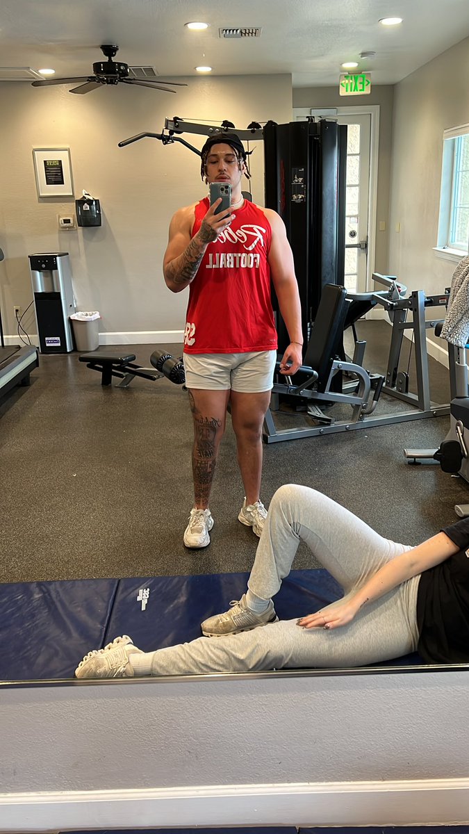 jhelu90's tweet photo. 6’2 250lbs DL/anywhere https://t.co/d3Z2i8yZBv
