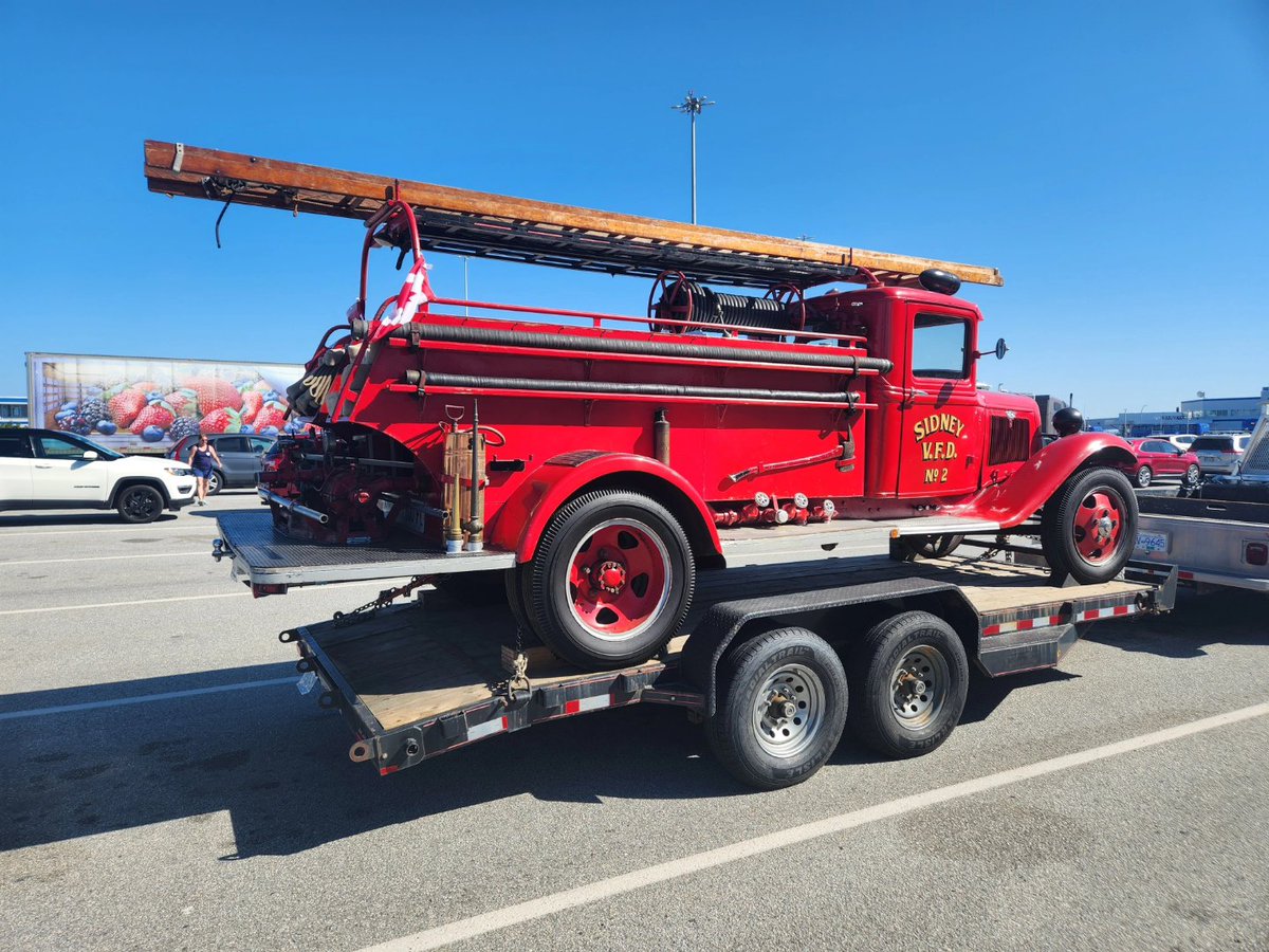 mopars_and_more's tweet photo. #firetruckfriday with this vintage 30's  Ford Fire truck #Ford #fordfiretruck #1930sfiretruck #firetruck #vintagefiretruck https://t.co/t8FcHhDg0M