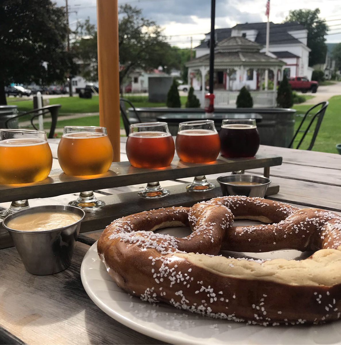 Thirsty for some adventure? 🍺🌭 Head on over to One Love Brewery in Lincoln, NH for the ultimate fuel-up! Our craft beer and food will have you ready to tackle anything. 🏞️💪 Don't forget to tag #onelovebrewery, #drinktheeast, and #fuelyouradventure! 🍻👊