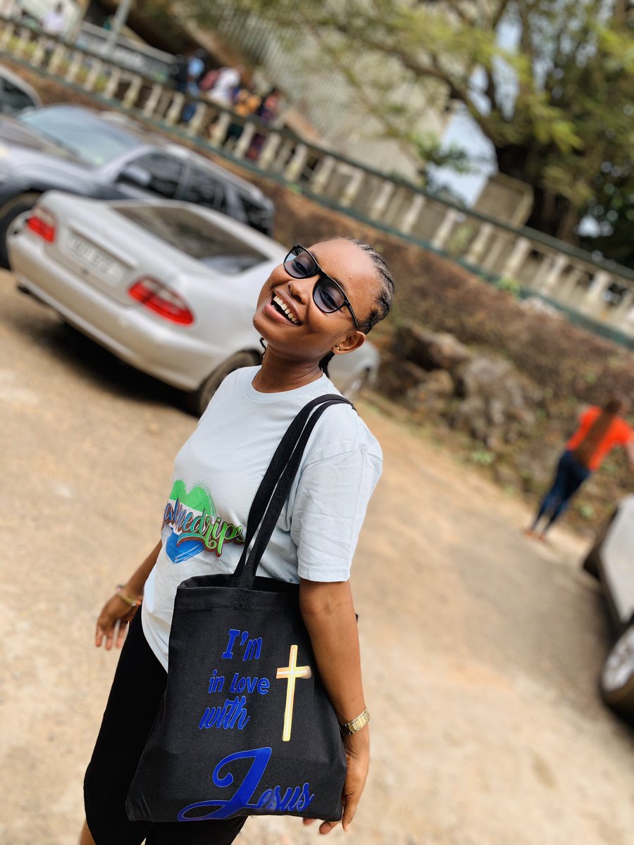 Fine gurl, fine bag, fine T-shirt 🥰. T is from @salonedrips and the bag we are selling. Our tote bags are top notch with fine quality 🥰. You can order for yourself or send as a gift to someone else 😊.  #brands #salonetwitter #SaloneX #finegirl  #salonetiti