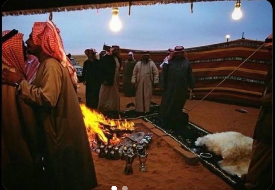 q5u7_'s tweet photo. حتى لو ان المذاخر صابها الهاجد 
صلفات الايام .. لايمكن .. تغيرنا 

احيان ناجد وبعض الاحيان ماناجد
وتجيبها وجيهنا .. مِن مَن يقدرنا 

والديَن في ظهورنا .. واجد ومتراجد 
والجابر الله .. ولا .. غيره .. يجبرنا 

يالله طلبتك وانا لك مخلص ساجد
اتجمّل الحال من جودك وتسترنا :) https://t.co/SmFheczkz3