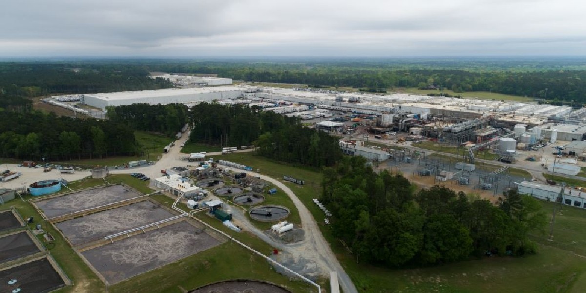 SmithfieldFoods's tweet image. The North Carolina Department of Environmental Quality has recognized Smithfield's Tar Heel, pork-processing facility as a Rising Environmental Steward for its commitment to exceeding compliance and maintaining a high standard of environmental excellence. brnw.ch/21wG2ID