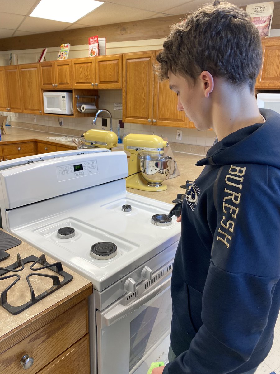 Intro students are cleaning and sanitizing… we learned 7 expert cleaning tips from <a href="/CleanMySpace/">Clean My Space</a> 

#sayyestofcs