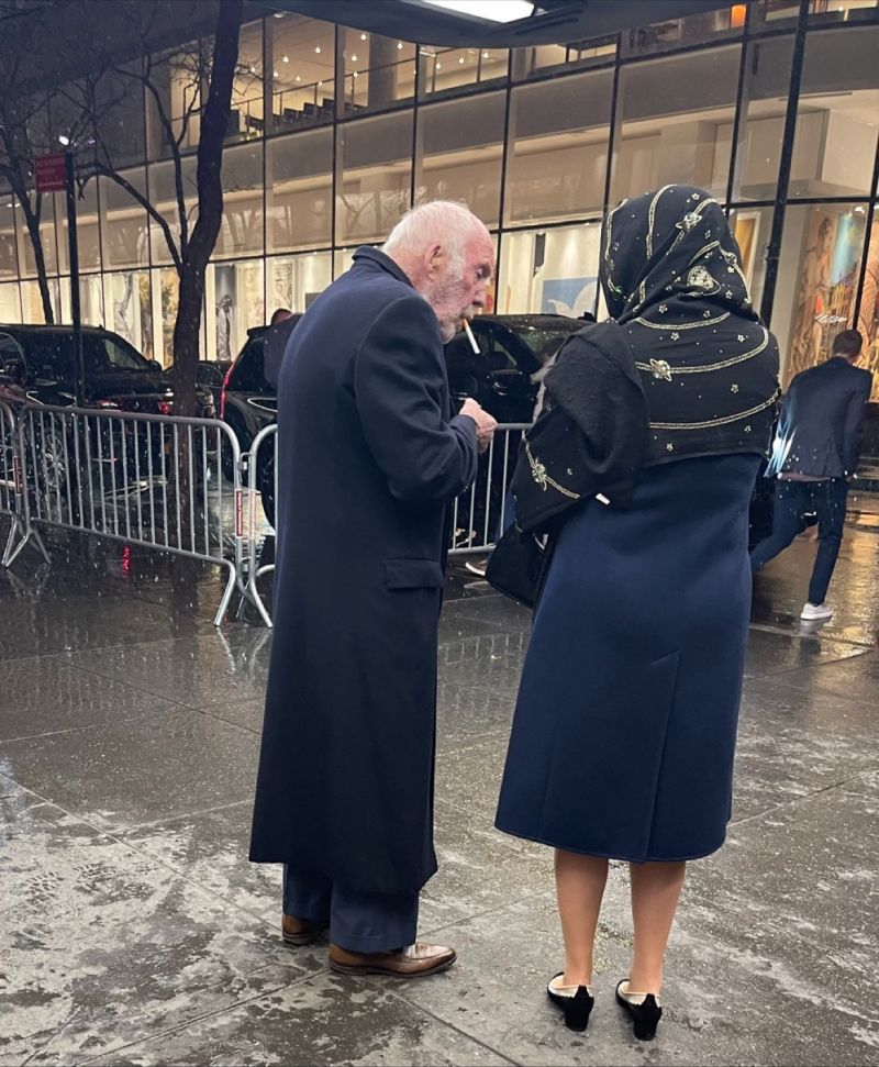 This is Jim Simons: an 84-year-old math genius, the greatest quantitative hedge fund manager who constantly outperforms the markets. Net worth: $28.1 billion. His secret:

- Waking up at 5am;
- intermittent fasting for mental clarity;
- Meditating 30 minutes every day;
- Ice