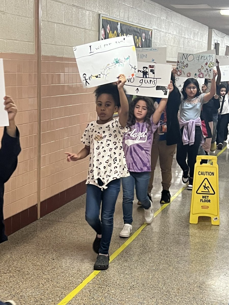 153_es's tweet photo. Oceanair second graders led a peaceful protest for change through the halls as part of their integrated history curriculum. @NPSchools_VA @KatrinaRountree @kolem_K https://t.co/klG71wfw8m
