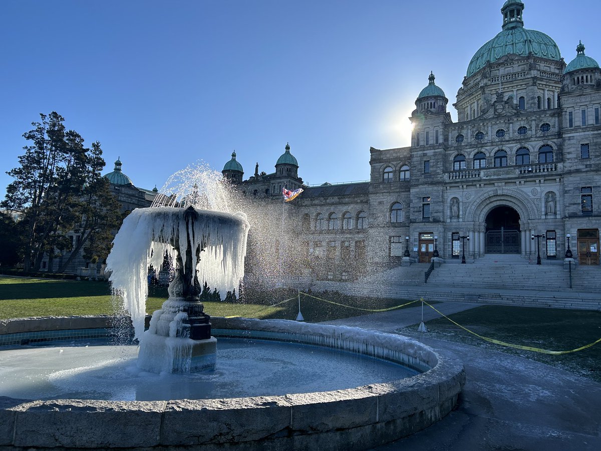 How cold is it? Cold enough to freeze the fountain in front of the @BCLegislature. #yyj @CHEK_News #BCDeepFreeze