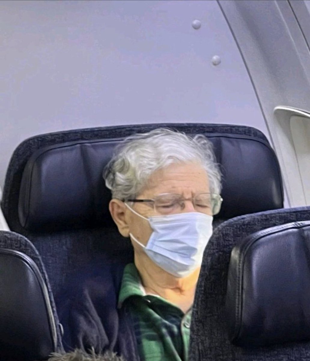 liyungothoni's tweet photo. Aharon Barak hat den Holocaust überlebt und steht jetzt in Den Haag vor Gericht, weil die Unterstützer des 7. Oktobers und der #Hamas einen Schauprozess kreiert haben. 

Im Alter von 87 Jahren fliegt er jetzt in die Niederlande und wird die einzige Demokratie im nahen Osten, #Israel auf internationaler Bühne verteidigen.

Was für ein Held! 🇮🇱