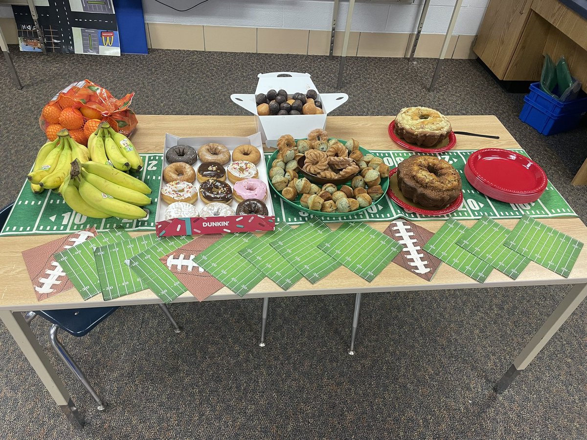 We are Better Together! The ELC gathered before the start of school to enjoy a nice breakfast and to show their support for the Buffalo Bills! 💙🦬❤️@GreeceELC @GreeceCentral #WorkFamily #Wegotdoughnuts #GoBills