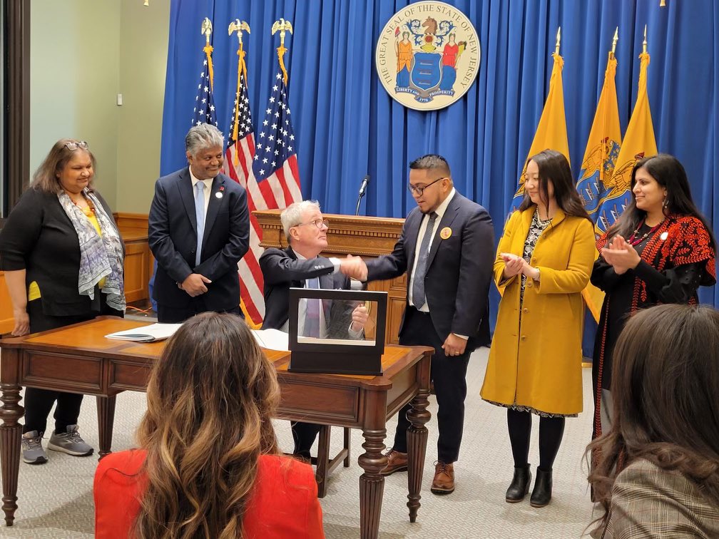 MelanieDonaji's tweet image. Today @GovMurphy signed 3 MAJOR BILLS INTO LAW! And @ErikRCruz received TWO official pens!✨🖊️👏🏽

I am so proud of my brother for spearheading the lobbying initiatives for policies that are going to transform lives.
#LanguageAccess 
#NJDomesticWorkers 
#DataDisaggregation