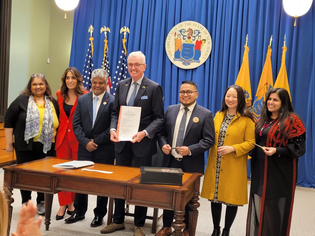MelanieDonaji's tweet image. Today @GovMurphy signed 3 MAJOR BILLS INTO LAW! And @ErikRCruz received TWO official pens!✨🖊️👏🏽

I am so proud of my brother for spearheading the lobbying initiatives for policies that are going to transform lives.
#LanguageAccess 
#NJDomesticWorkers 
#DataDisaggregation
