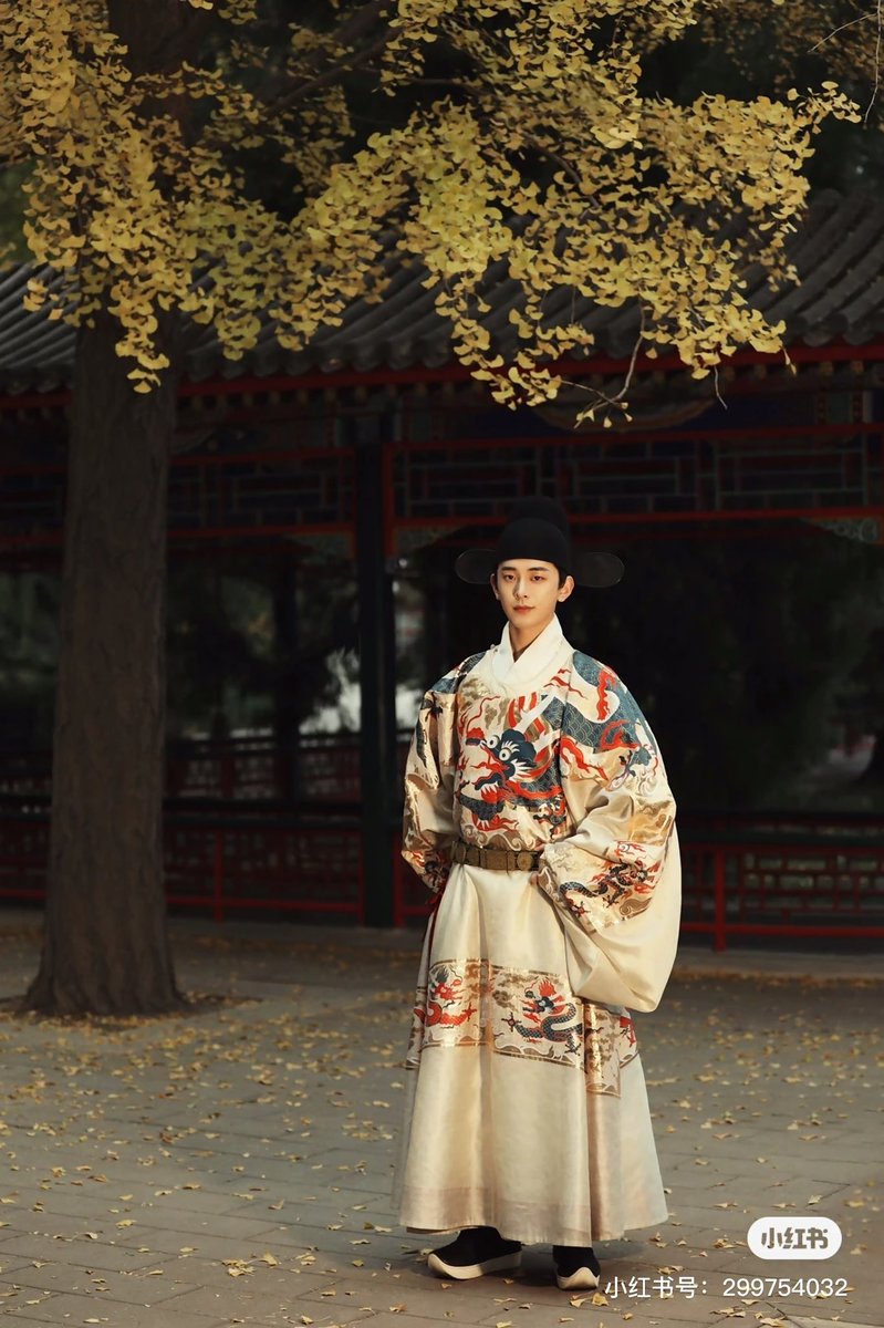 Hanfu_CN's tweet photo. Hanfu·Ming dynasty（1368-1644）

蟒袍/MangPao，the ceremonial hanfu which was representing the honorary that given by the emperors. 

#hanfu #漢服 #traveltochina #Chineseculture  #伝統衣装 #traditional #中華服 #chinesefashion #beautiful #photo #chinese #中華風 #traditionalculture https://t.co/O1l9W3LXr0