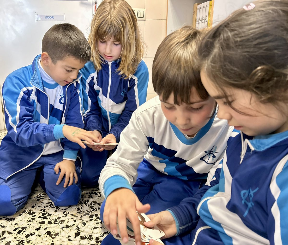 ConsolacionBlo's tweet photo. Tornar a la rutina, no ha de ser difícil!💪🏽😜 Acomiadem una setmana plena de retrobaments, historietes nadalenques, riures, aprenentatges i molt de joc. Que no falten mai aquests ratets!🧩🤝🏽🃏🎨🫶🏼

Fotos: alumnes de 3r C d’EP.

#consolacióneduca #confia https://t.co/dCWPBwpgk9