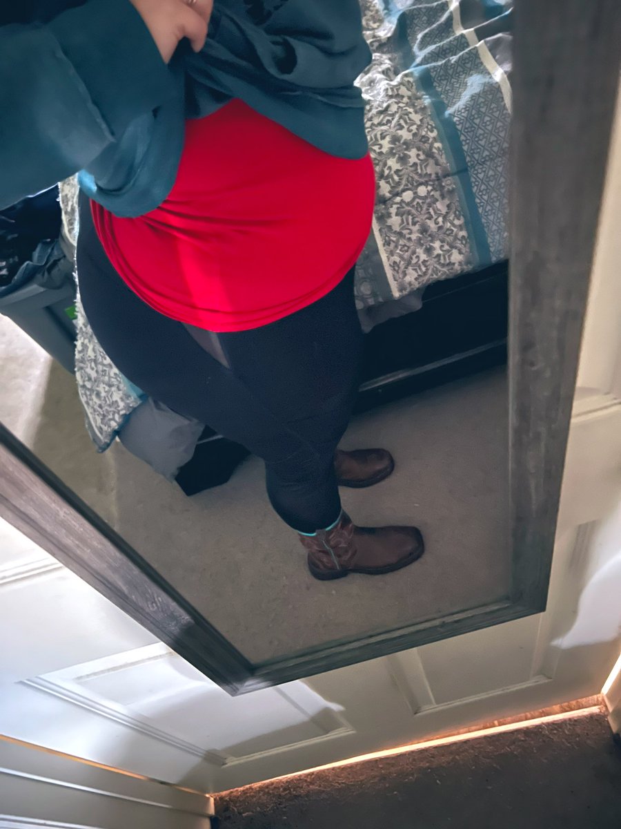 B00tyBakery's tweet photo. Do you like my boots? https://t.co/KiNLUoYzJ2