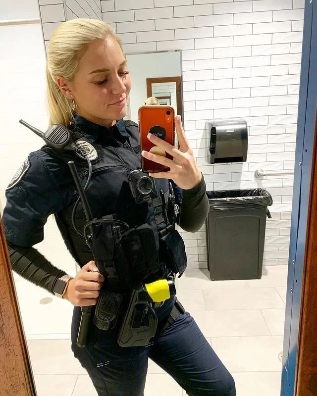 VeteranSupport7's tweet photo. Beautiful and Thank you for your service 🔥❤️❤️❤️
.
.
.
.
.
#police #policeofficer #ladycop #copslivesmatter #femalecops #futurepoliceofficer #supportcops https://t.co/SlUhYmhhz2